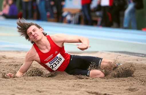 Sprunggewaltig in die Sandgrube: Mit über einem Meter Vorsprung vor der Konkurrenz sicherte sich Luca Pflästerer den Landestitel im Dreisprung der Männer. Foto: Görlitz