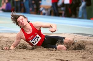 Sprunggewaltig in die Sandgrube: Mit über einem Meter Vorsprung vor der Konkurrenz sicherte sich Luca Pflästerer den Landestitel im Dreisprung der Männer. Foto: Görlitz