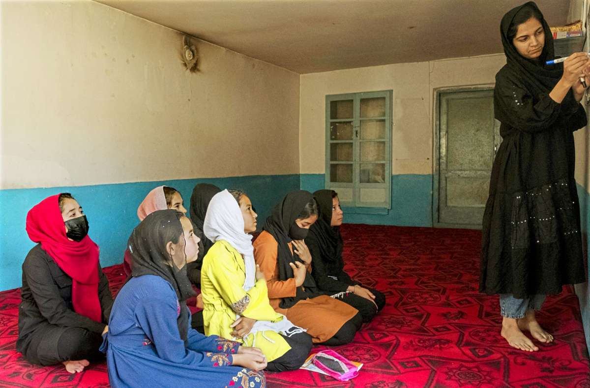Ohne Bildung: Frauen in Afghanistan: Das Emirat und seine Geiseln