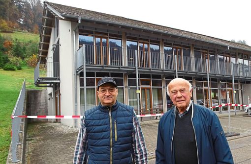 Martin Schuler (links) und Wilhelm Schmider setzen sich wie viele andere Oberwolfacher für den Erhalt des Pfarrgemeindehauses als Veranstaltungsort ein. Foto: Fischer