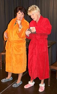 Petra Binder (links) und Doris Reichenauer trafen mit ihren Szenen aus dem Alltag den Nerv des Publikums. Foto: Schwendemann Foto: Schwarzwälder-Bote