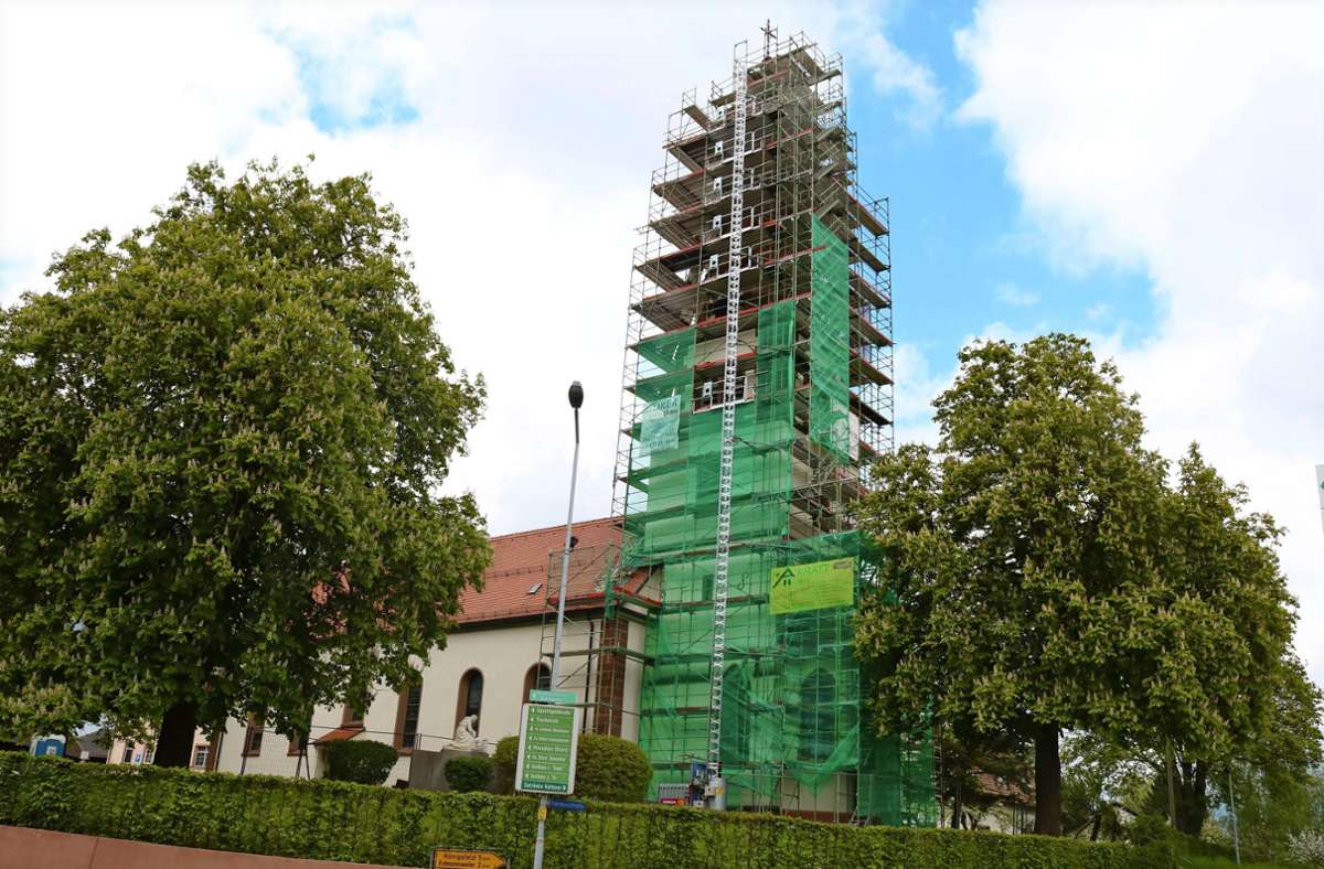 Die Kirche St. Martin mit ihrem  Turm, der aktuell voll eingerüstet ist Foto: Karlheinz Hoffmann