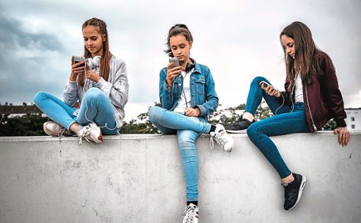 Soziale Medien können junge Menschen  in die Abhängigkeit führen.   Foto: DAK Foto: Schwarzwälder Bote