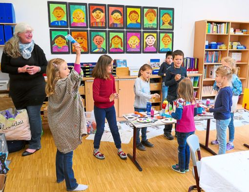 Kunsttherapeutin Conny Häcker mit ihren Schützlingen beim Projekt Kunst verbindet an der Grundschule  Iselshausen.  Foto: Stadler Foto: Schwarzwälder Bote