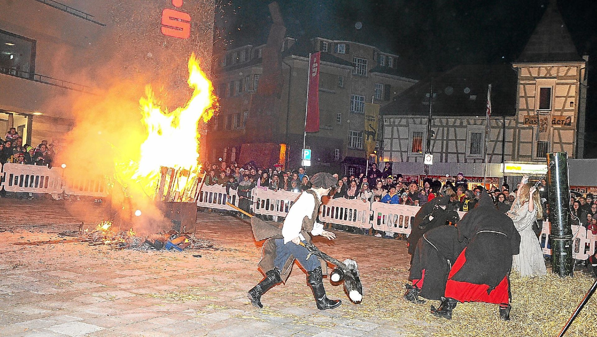 Schramberg Falkenhexen Tanzen Erstmals Auf Dem Neuen Rathausplatz Schramberg Falkenhexen Tanzen Erstmals Auf Dem Neuen Rathausplatz
