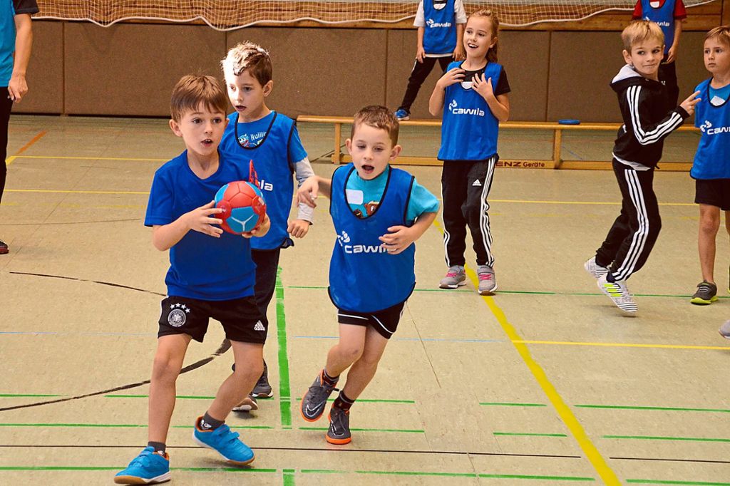Auf spielerische Art lernen die Schüler die  Grundzüge des Handballtrainings kennen. Fotos: Wagner