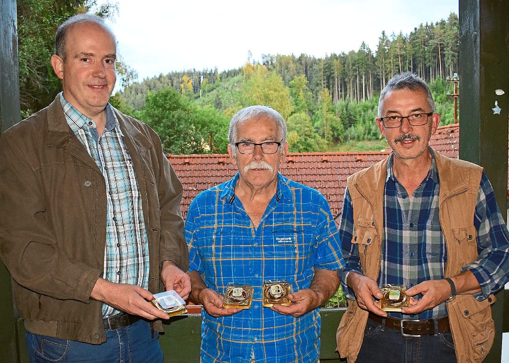 Der stellvertretende Vorsitzende Jochen Reiner (von links), Leopold Efinger und Bernhard Jauch mit den Prototypen der ersten Praline-Briefmarken. Fotos: Borho