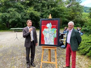 Schulleiter Christian Schenk (links) und Thomas Rautenstrauch mit dem Gemälde Zwei Gesichter.Fotos: Huber Foto: Schwarzwälder Bote