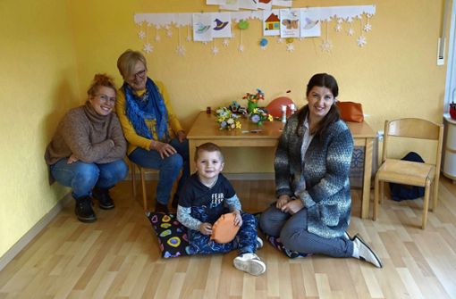 Katrin Günter (von  links), Monika Hartensuer und Maya Koschyk  freuen sich  gemeinsam mit Daniiel  (Mitte) über das Betreuungsangebot für die Kinder aus der Ukraine in Murgels Spielhaus. Foto: Braun