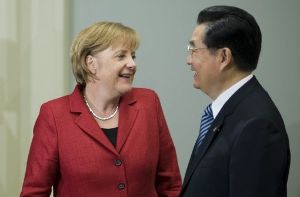 Vor dem Vergnügen kommt die Arbeit: Der USA-Trip beginnt für Angela Merkel mit dem Internationalen Gipfel zur Atomsicherheit in Washington. Chinas Präsident Hu Jintao ist ein Mächtiger, da wird besser ein Lächeln aufgesetzt. Aber wo sind denn jetzt die Stars?   Foto: dpa