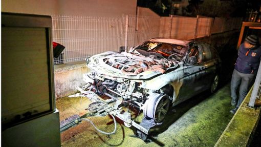Dieser BMW ging in einer Schwenninger Tiefgarage in Flammen auf, nachdem man ihn angezündet hatte. Ausgerechnet ein Angehöriger der Feuerwehr könnte als Täter in Betracht kommen. Foto: Marc Eich