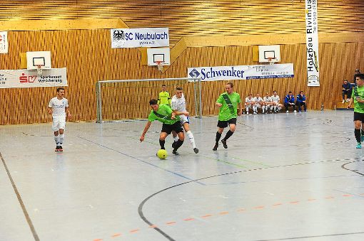Die A-Jugendlichen des VfL Nagold (weiße Trikots) zeigten gleich im ersten Spiel am gestrigen Mittwoch gegen die Haiterbacher ihre spielerische Klasse.  Foto: Fritsch