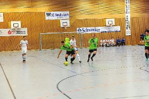 Die A-Jugendlichen des VfL Nagold (weiße Trikots) zeigten gleich im ersten Spiel am gestrigen Mittwoch gegen die Haiterbacher ihre spielerische Klasse.  Foto: Fritsch