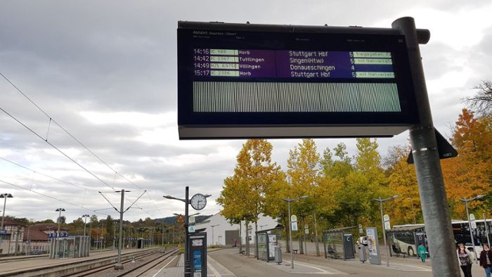 22-Jähriger steigt in Rottweil in Zug und bedroht Mitreisende