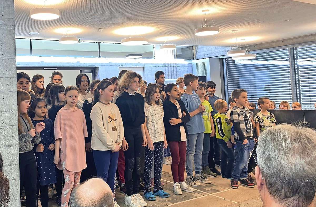 Feierlich  haben die Schüler der Achert-Schule mit musikalischen Einlagen  – und einer kleinen Tanzeinlage – ihr neues Schulgebäude eingeweiht. Foto: Müller