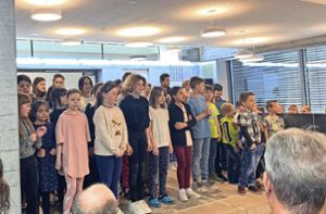 Feierlich  haben die Schüler der Achert-Schule mit musikalischen Einlagen  – und einer kleinen Tanzeinlage – ihr neues Schulgebäude eingeweiht. Foto: Müller