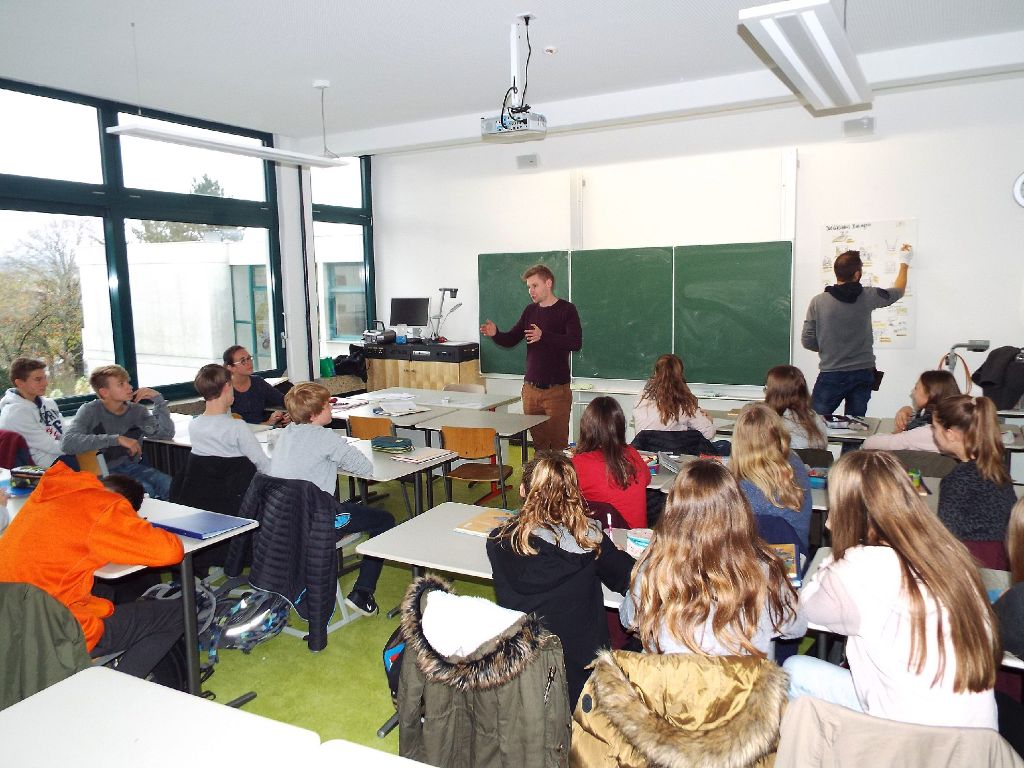 Der Politikwissenschaftler und Kommunalberater Erik Flügge diskutiert mit den Schülern der Klasse 8b des Balinger Gymnasiums, welche Ideen und Wünsche sie für das geplante Jugendhaus haben.
