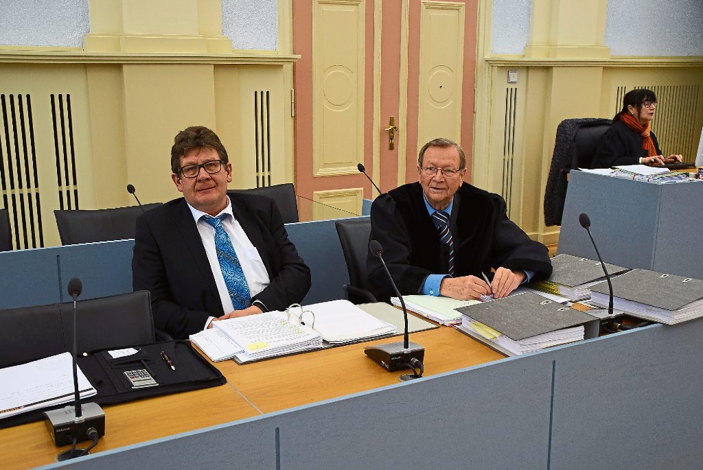 Der Schömberger Bürgermeister Karl-Josef Sprenger (links) und sein Anwalt Werner Erbe setzen vor dem Hechinger Landgericht auf Freispruch. Foto: Visel