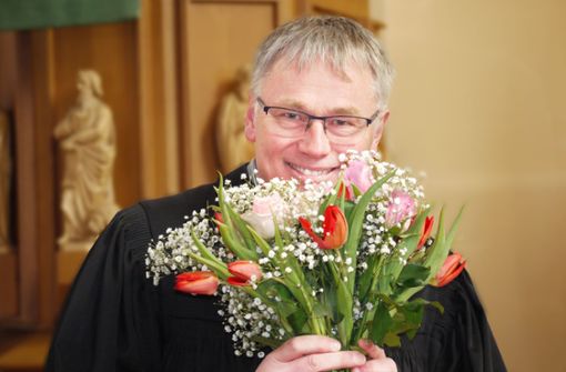 Pfarrer Markus Gneiting hat den Valentinstag mit einem besonderen Gottesdienst gefeiert – und selbst Blumen bekommen. Foto: Eyrich/Eyrich