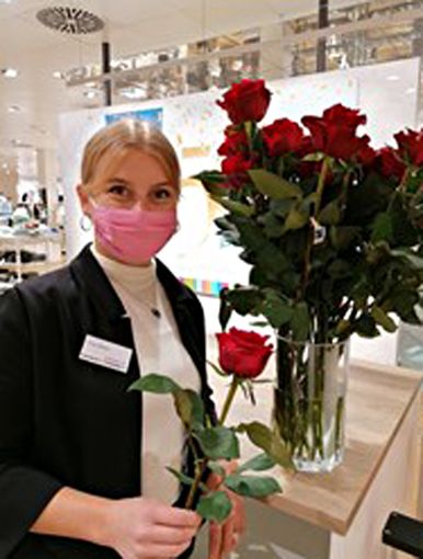 Freudenstädter Einzelhändler und Gastronomen überraschten ihre Kunden mit Rosen.Foto: Freudenstadt-Marketing Foto: Schwarzwälder Bote
