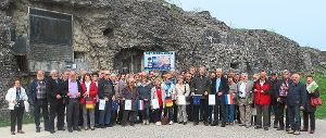 Die 60 Teilnehmer aus Bad Liebenzell und Villaines-la-Juhel  vor der Festung Douaumont, dem größten und stärksten Werk des äußeren Fortgürtels von Verdun. Foto: Wendlandt Foto: Schwarzwälder-Bote