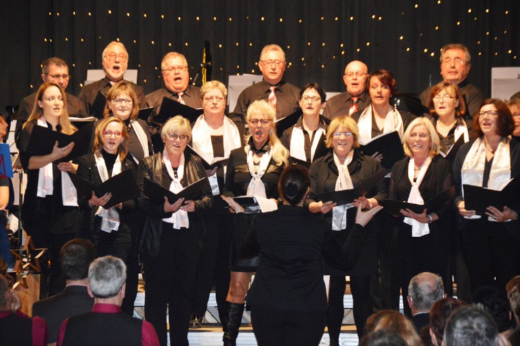 Beschwingt und fröhlich war das Weihnachtskonzert von Musikverein und Gesangverein Meßstetten.  Foto: Lissy Foto: Schwarzwälder-Bote