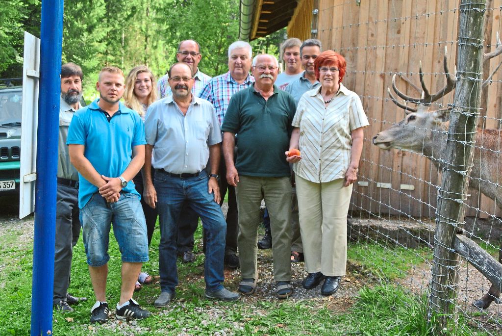 Die Mitglieder des Bezirksbeirats Mitteltal mit ihrem Vorsitzenden Horst Medel (vorne, Dritter von rechts) haben das neue Tier gespendet.