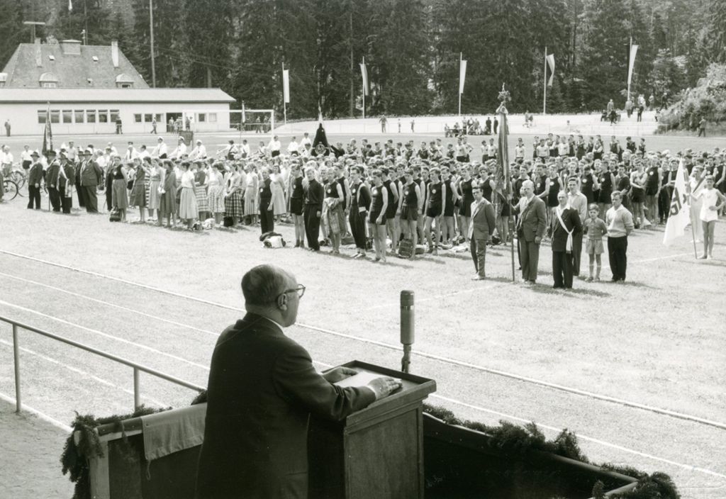 Bürgermeister Konstantin Hank bei der Einweihung des Rausteinsportplatzes am 31. Mai 1958 Foto: Franz Kasenbacher (Stadtarchiv Schramberg)