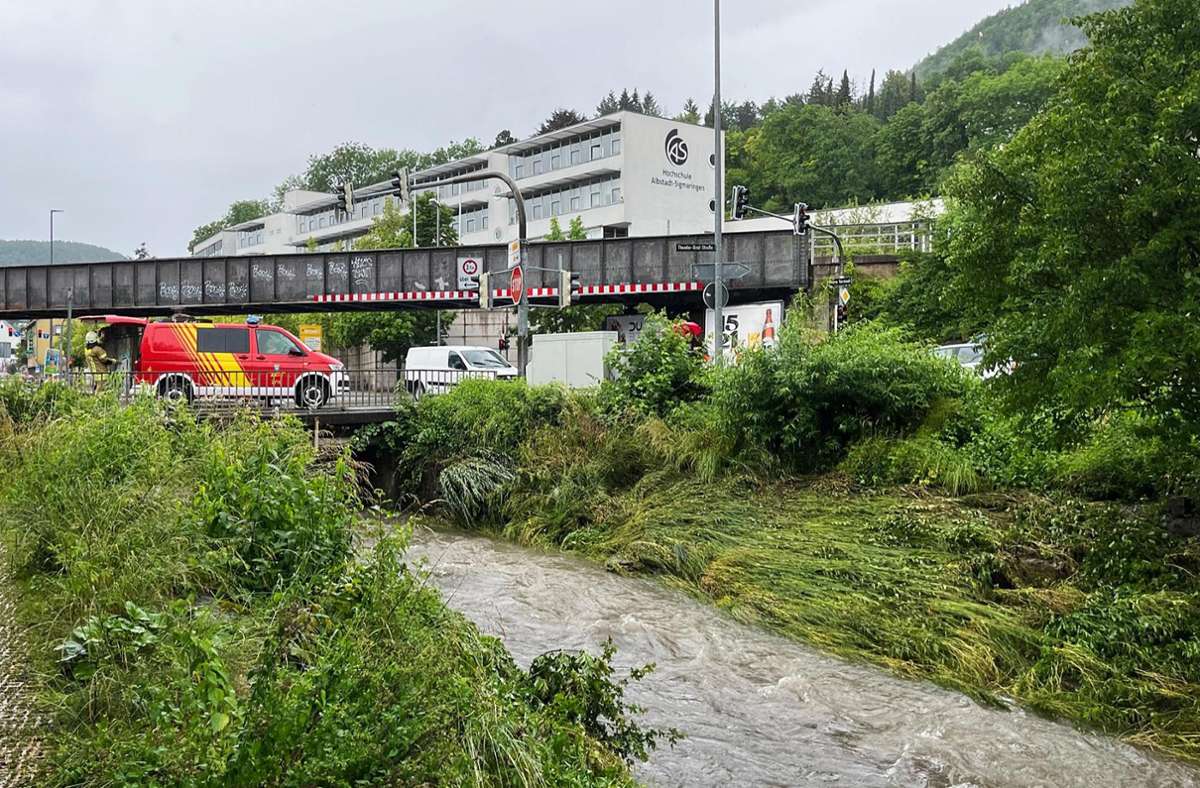 Die Schmiecha verwandelte sich binnen Minuten in einen reißenden Fluss. Die Feuerwehr Albstadt rückte zunächst zu mindestens 25 Einsätzen aus.