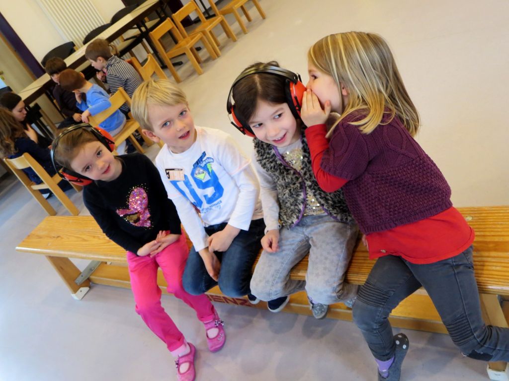 Wie ist es, wenn man fast nichts mehr hört? Das probieren Kindergartenkinder in Rottweil aus. Foto: Inklusionsprojektes GIEB Foto: Schwarzwälder Bote