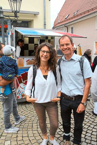 Sandra und Stefan Brendler schwören auf die Leckereine am  Crêpe-Stand. Foto: Schwarzwälder Bote