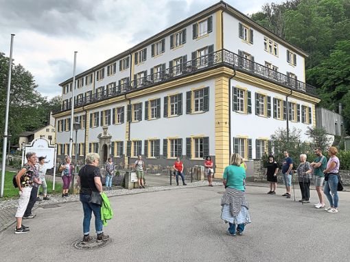 Endlich geht’s los: Das erste  Waldbaden  auf dem Imnauer Eichhörnchenweg   startete vor dem Hotel Fürstenhof. Foto: Haid Foto: Schwarzwälder Bote