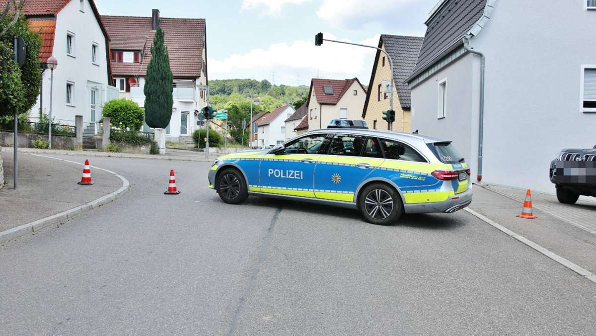 Angriff auf Trauergemeinde in Altbach: Polizei durchsucht Wohnungen und Häuser  in Ludwigsburg