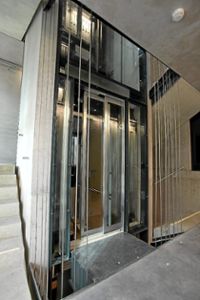 Geschafft: Der Aufzug im Seminarbereich ist installiert. Die letzte Donauhallen-Baustelle ist damit erledigt. Foto: Maier Foto: Schwarzwälder-Bote