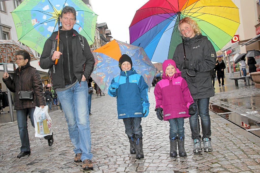 Diese Familie ließ sich durch das schlechte Wetter gestern Nachmittag nicht vom Stadtbummel anlässlich des verkaufsoffenen Sonntages in Villingen abhalten.