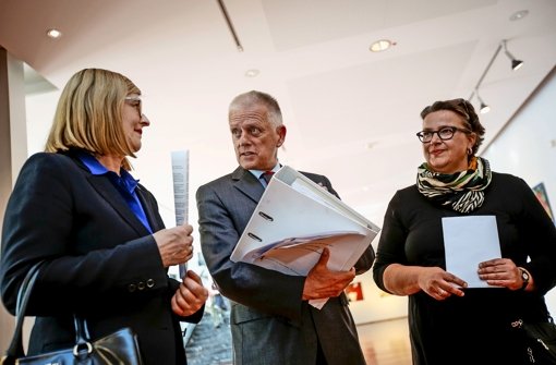 Birgit Greuter (li.) und Anette Braun übergeben Unterschriften Foto: Leif Piechowski
