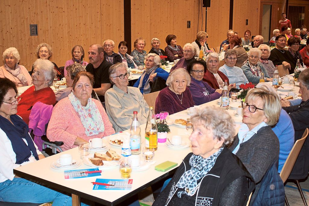 Viele Senioren waren in die Altensteiger Markgrafenhalle gekommen  und erlebten einen abwechslungsreichen Nachmittag. Fotos: Köncke