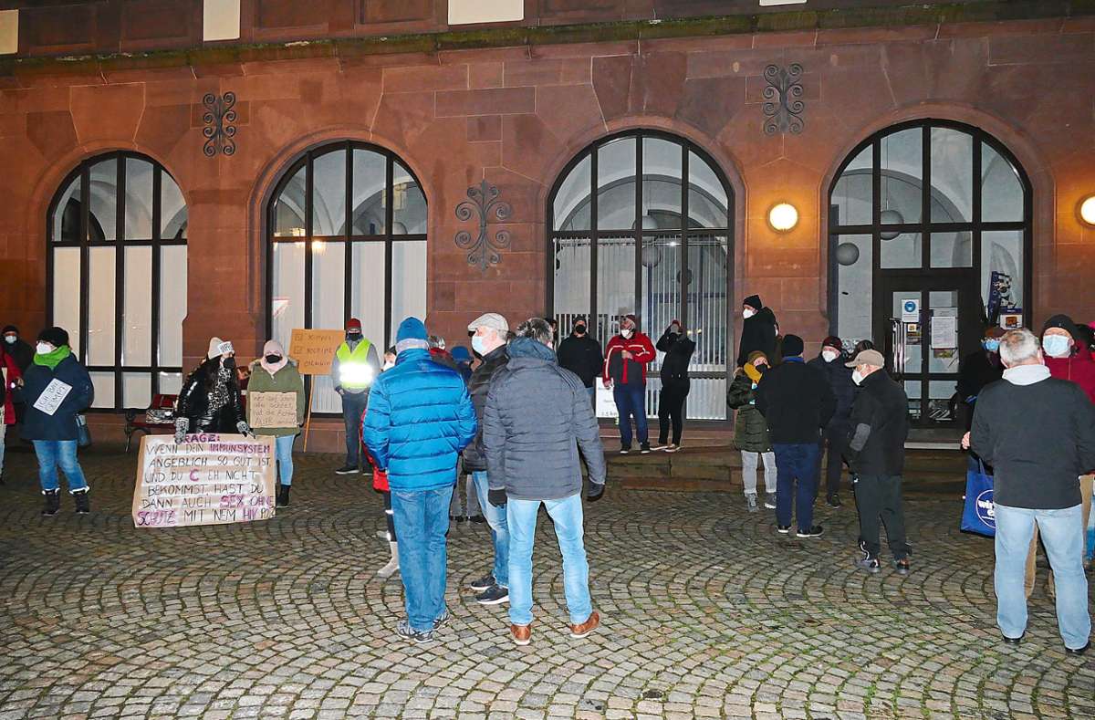 Rund 60 Menschen haben sich in Wolfach versammelt, um eine stille Mahnwache für die Corona-Regeln zu halten.