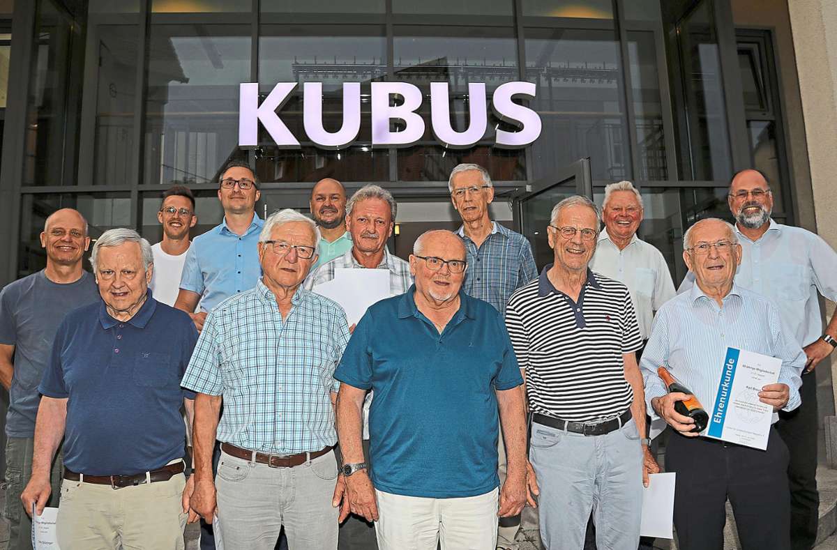 Langjährige Mitglieder des VfL Nagold konnten bei der Hauptversammlung im Kubus geehrt werden. Foto: Priestersbach