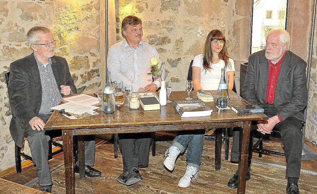 Künstler lesen (von links): Mike Zerhusen, Josef Nadj, Katrin Kinsler und Helmut Engisch am literarischen Stammtisch. Foto: Morlok Foto: Schwarzwälder-Bote