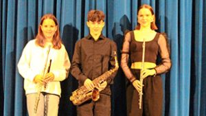 Yonca Mierendorf, Marie-Christin Lißek (rechts) und Jari Aldinger wurden bei ihrer Teilnahme beim Landeswettbewerb von Jugend musiziert jeweils mit einem zweiten Platz belohnt. Foto: Christian Pöndl