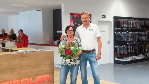 Firmenchef Ralph Ziegler verabschiedet seine langjährige Mitarbeiterin Edith Heimburger in den Ruhestand Foto: Firma Foto: Schwarzwälder Bote
