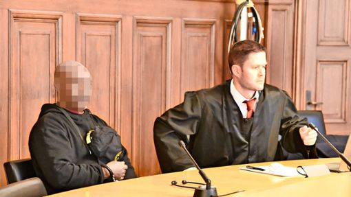 Der Angeklagte (links) und sein Verteidiger Benjamin Waldmüller im Landgericht Rottweil (Archivfoto) Foto: Dold