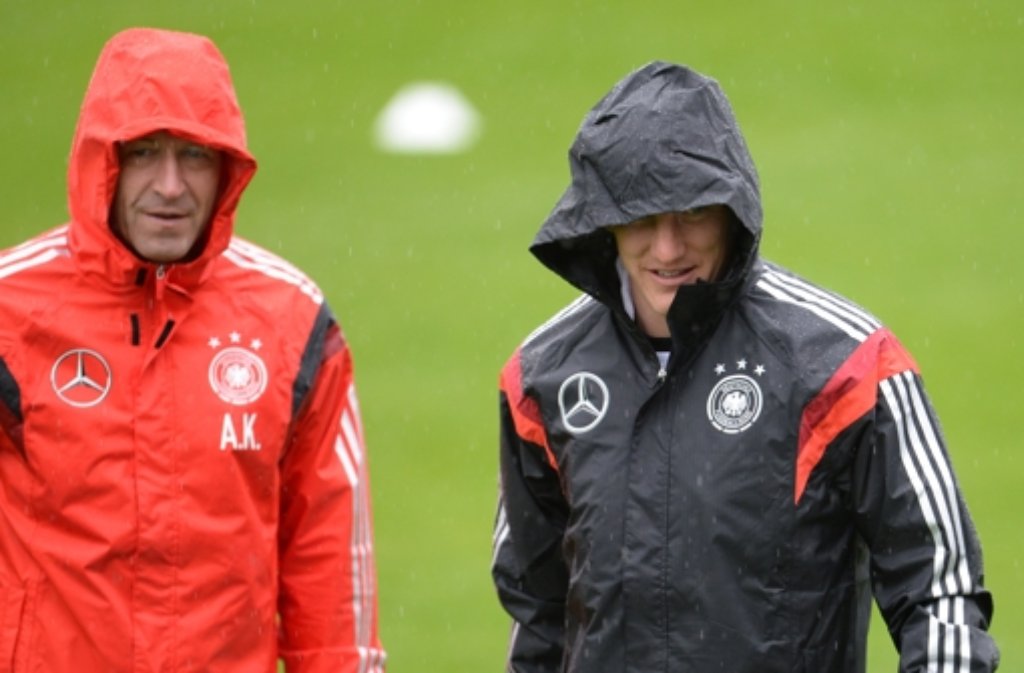 Training im Regen: Torwart-Trainer Andreas Köpke (links) und Bastian Schweinsteiger trotzen dem widrigen Wetter in Südtirol. Foto: dpa