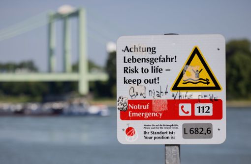 Im Rhein kommt es immer wieder zu tödlichen Badeunfällen. (Symbolbild) Foto: dpa/Rolf Vennenbernd