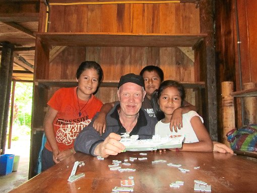 Von Kindern umringt: Hermann Fengler bei seinem Besuch in Ecuador. Foto: Fengler Foto: Schwarzwälder-Bote