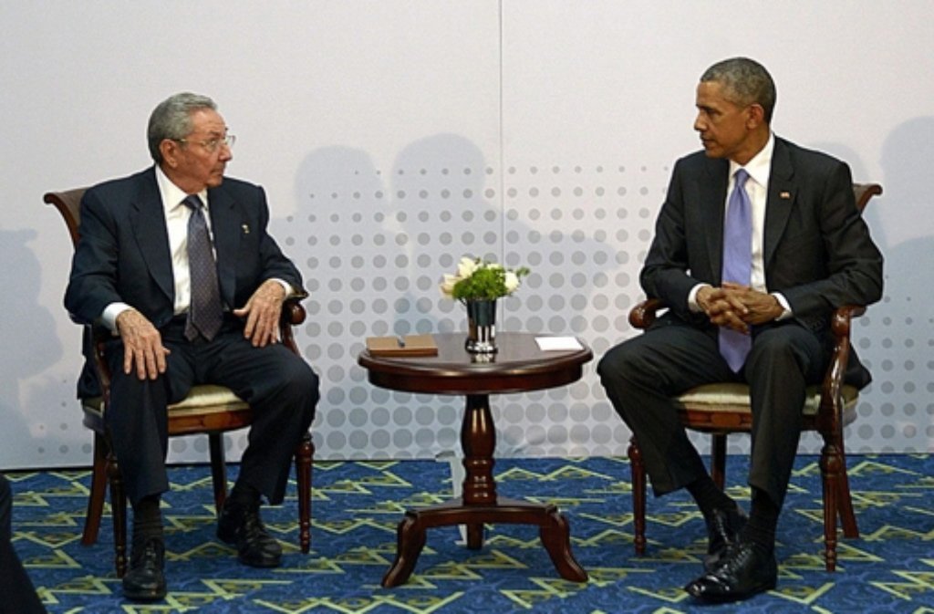Eine neue Ära hat begonnen: Die USA und Kuba reden wieder miteinander. Beim Amerika-Gipfel in Panama haben sich US-Präsident Barack Obama (rechts) und Kubas Staatschef Raúl Castro getroffen.