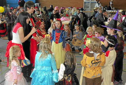 Als Prinzessinen und Indianer vergnügten sich die Nachwuchsnarren beim Kinderball des Musikvereins.  Foto: Schwager Foto: Schwarzwälder-Bote