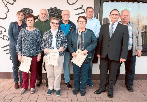 Langjährige Mitglieder des MV Cäcilia erhielten Urkunden für ihr  Engagement von Markus Vees (vorne rechts) und Bürgermeisterin Annick Grassi. Foto: Wagner Foto: Schwarzwälder-Bote