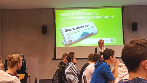 Anke Rettenmeier empfängt die  Schüler beim Schwarzwälder Boten. Foto: Möllmann Foto: Schwarzwälder Bote